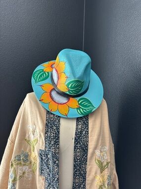 Painted hat with flowers 🌺 new